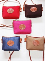 BOLSO CRUZADO EN CUERO Y TEXTIL